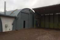 Tattarisuo 160 m2 korkeaa hallitilaa isolla korkealla ovella, toimisto 20 m2 ja iso piha katos